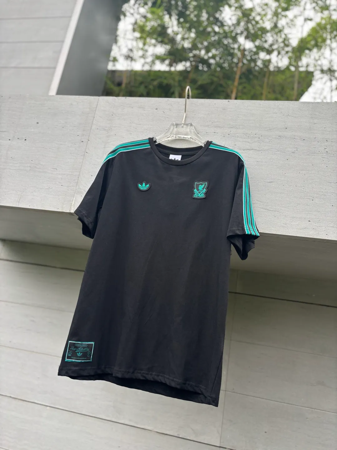 🈴𝟯Color Collection 𝟬𝟱𝟯𝟰𝟬#Exclusive real shot/difference between various stolen pictures and online version on the market [𝗔𝗗𝗜𝗗𝗔𝗦 Adidas Trefoil Joint Football Round Neck Couple Same Style Short Sleeve/𝗧 Shirt] Original order Liverpool Football Club joint Versatile is not picky. ✅Full set of 1:1 customized accessories ➕Customized three-label ➕𝗬𝘂𝗮𝗻 version hang tag ➕𝗹𝗼𝗴𝗼 packaging bag🔥 ➕Scan the tag to enter the official website. ✅Top Original version, ins Xiaohongshu Dewu Kuaishou and many bloggers wear it. ❤️Studio model 175/150 wears size L. It is loose and skin-friendly. Breathable. It is super comfortable for daily wear. The clover logo on the chest is very recognizable. 3D three-dimensional tailoring. The upper body is crisp and stylish. The version is loose. It covers the flesh and makes you slim. Perfectly modify the figure. The full set of accessories is customized in a one-to-one mold, striving for excellence. Good Quality is never just talk! Color; White Apricot Black Size; S M L XL XXL